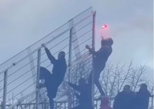 Video / Sve je krenulo jednom bakljom: Delija pogodio domaće, pa uslijedio odgovor i prekidi meča