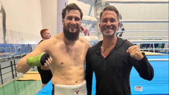 Velika privilegija: Sanel Hasanović u Dubaiju sa prvim čovjekom Matchroom Boxinga