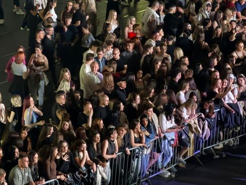 Tuzla večeras u znaku spektakla: Koncert Gileta i Tee Tairović u Mejdanu