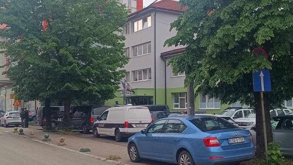 Jake policijske snage ispred PS Sanski Most nakon akcije FUP-a u kojoj je uhapšeno više od 20 osoba