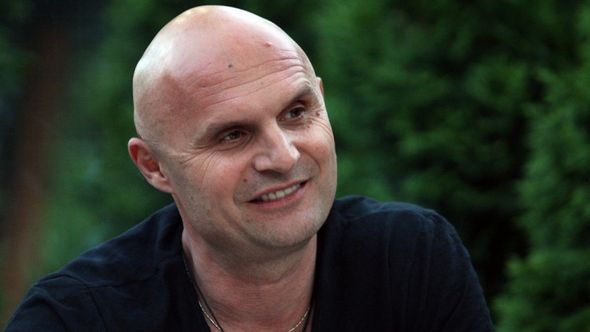 Nećete ga prepoznati: Ovako Aleksandar Mili izgleda sa kosom do ramena