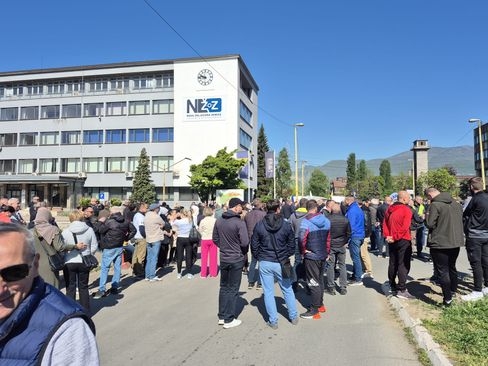 Radnici stigli na plato ispred upravne zgrade Nove Željezare Zenica