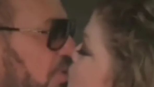 Skandalozan snimak procurio u javnost: Mile Kitić ljubi mlađu plavušu