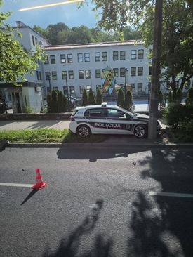 Nakon sudara s drugim vozilom: Policijski automobil udario u stub, Hitna pomoć na terenu