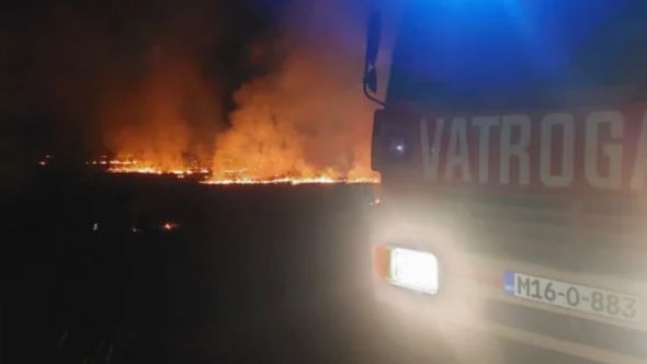 Jablanički i konjički vatrogasci se satima borili s požarom na stolariji u Ostrošcu
