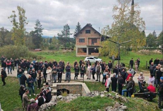 Mještani Knežine okupili se kod Knežak izvora da odaju čast Halidu Bešliću 