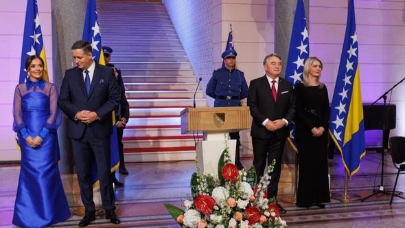 Plava haljina ili crna klasika: Prve dame BiH ukrale pažnju na prijemu povodom Dana državnosti