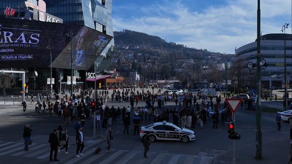 Snimak iz zraka / Pogledajte kako je izgledala protestna kolona ispred SCC-a