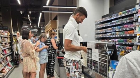 Novak Đoković u ležernom izdanju oduševio fanove tokom kupovine u supermarketu