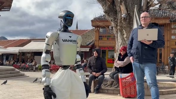 Robot Roby stigao i u Sarajevo: Hvalio ćevape i plesao uz stihove Kemala Montena