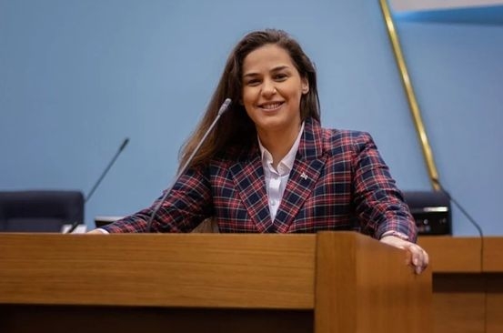 Anja Ljubojević se i ranije hvalila sa govornice NSRS: "Ja sam ekstremno brz vozač"