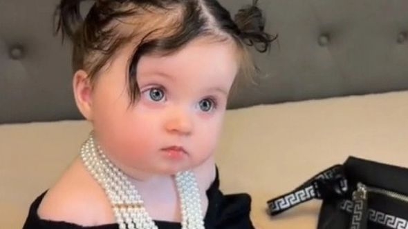 O ovoj bebi bruji internet: Djevojčica prelijepih očiju izazvala brojne reakcije, a evo i zbog čega