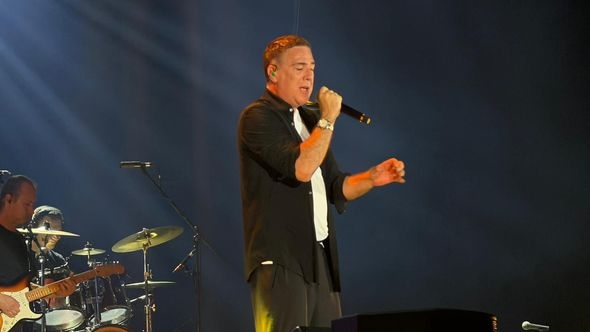 Koncert Željka Joksimovića u Zetri završen uz ovacije: Sarajlije uživale u emociji i hitovima
