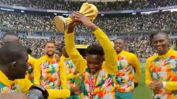 Video / Oduzeli su im titulu, ali ne i stav: Senegalci unijeli trofej pred cijelim stadionom