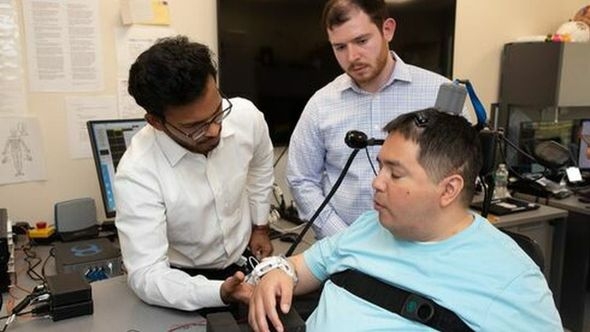 Moždani implantat omogućio paraliziranom muškarcu da kontroliše i osjeća tuđe ruke