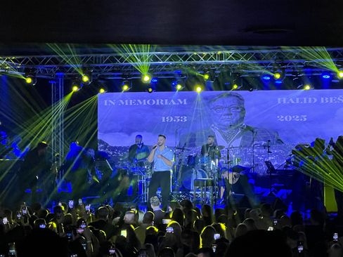 Emotivan trenutak: Emir Đulović odao počast legendi narodne muzike