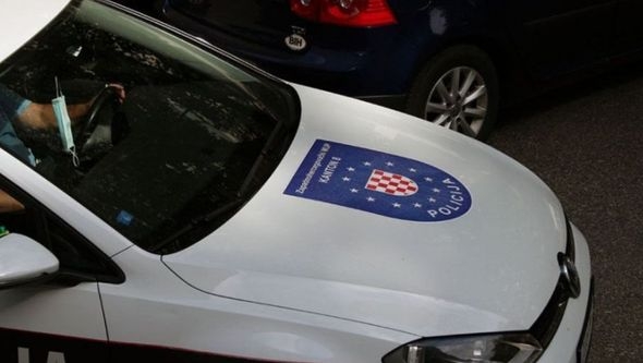Užas u Hercegovini: Nepoznata osoba pucala na porodičnu kuću i automobile