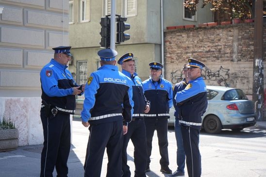 Jake policijske snage u nekadašnjoj Dobrovoljačkoj ulici uoči dolaska delegacije iz RS