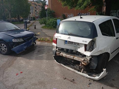 Pijana vozačica napravila havariju na Alipašinom Polju: Oštetila pet automobila
