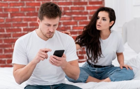 Granica između povjerenja i kontrole nije uvijek jasna: Treba li partner znati šifru vašeg telefona? 