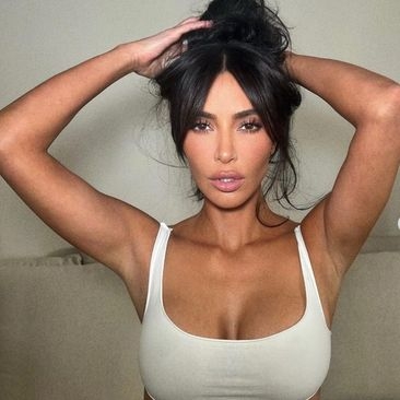 To niko nije očekivao: Kim Kardašijan usred reklame skinula grudnjak