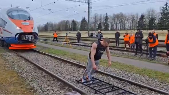 Video / Pogledajte kako Denis svojim tijelom vuče voz od 650 tona