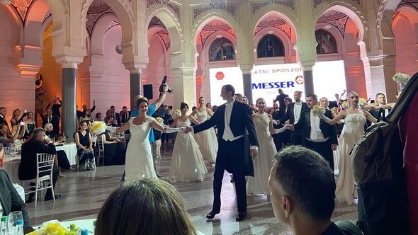 Plesna bajka u sarajevskoj Vijećnici: Austrijski bal okupio oko 1.000 posjetitelja
