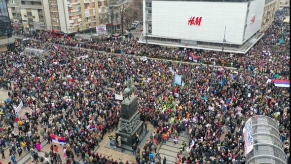 Napeta atmosfera pred masovne proteste: Parkirani traktori, posvuda ostavljene vreće s ciglama