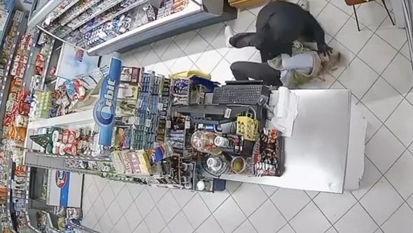 Video / Hrabra prodavačica u Mostaru zaustavila pljačkaša s automatskom puškom: Nemilosrdno je udarao u glavu