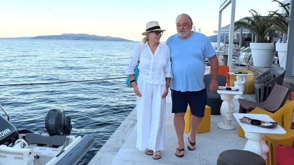 Brena i Boba jahtom skoro ušli u kafić: Svi gledali gdje su se usidrili
