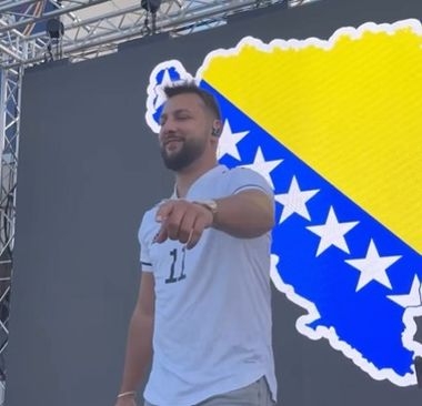Video / Denial Ahmetović zapjevao poznati hit, pa pozdravio Dnevni avaz