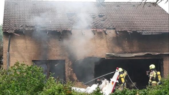 Mali avion srušio se na kuću: Poginuli pilot i još jedna osoba