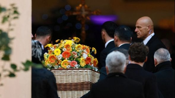Emotivni trenutak na sahrani Brižit Bardo: Stigao sin sa kojim nije pričala, a na vjencu napisao samo jedno