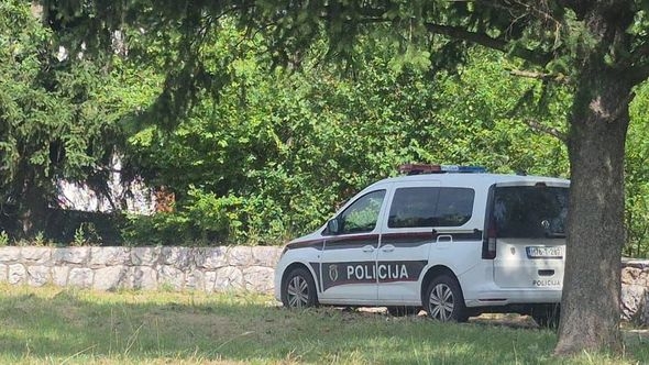 Radnici dovedeni u park da pokose travu kako bi se lakše tragalo za dokazima: Jutros pronađen još jedan pištolj