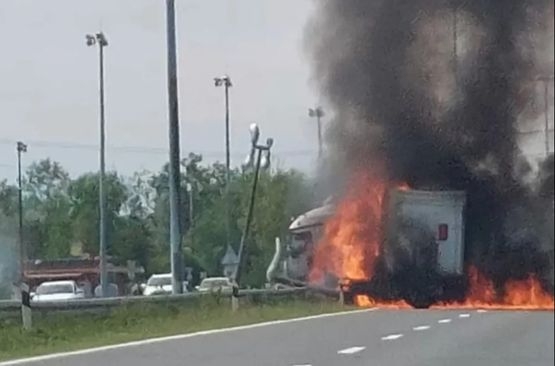 Kamion planuo na autoputu, probio ogradu i udario u dalekovod: Vozač izgorio u kabini