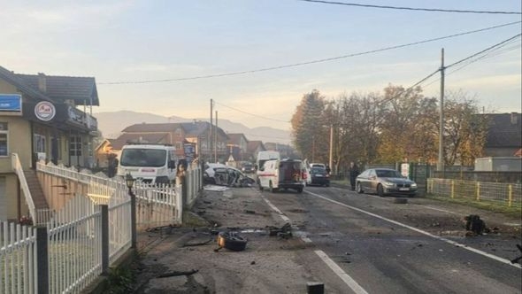 Dijelovi automobila rasuti po cesti: Jedna osoba poginula u saobraćajnoj nesreći u Živinicama