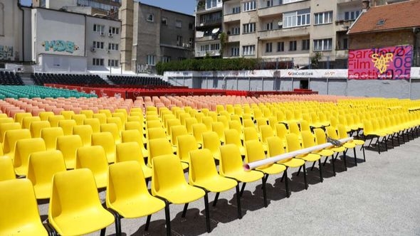 Počele pripreme za 31. SFF ispred Narodnog pozorišta: Na Metalcu podignuto filmsko platno