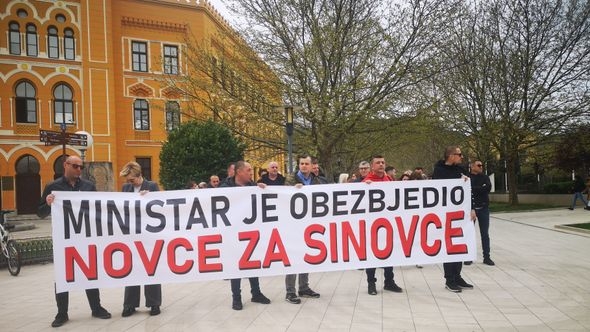 Video / Zdravstveni radnici HNK izašli na proteste: Krenuli pred zgradu Vlade