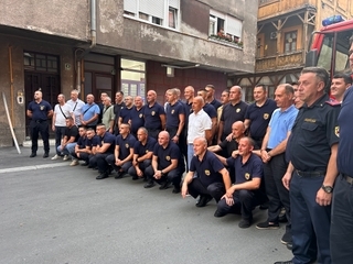 Posljednji ratni vatrogasac odlazi u penziju: Kolege sirenama i špalirom ispratile Kemala Cacana