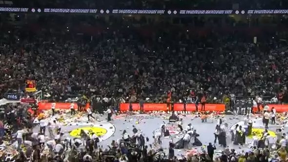 Video / Gesta navijača Partizana je hit: Zasuli parket plišanim igračkama