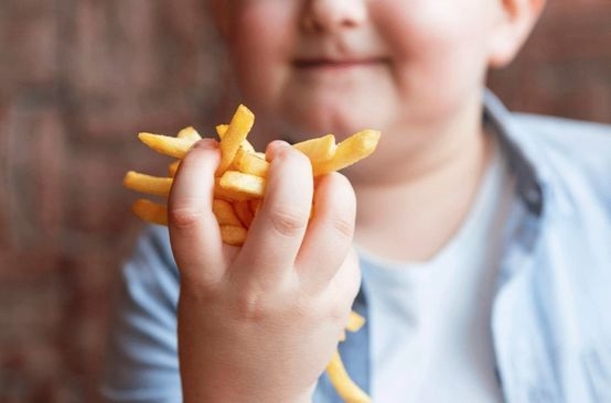 Sve više djece ima višak kilograma: Predložene strože mjere protiv nezdrave hrane