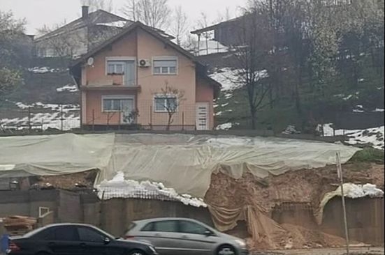 Vanredno stanje u Kalesiji: Pojavila se klizišta, evakuirana porodica