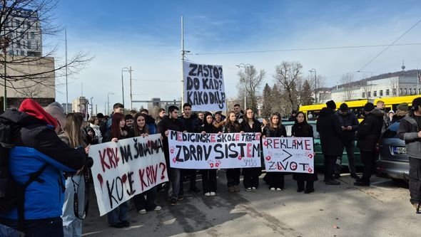 Građani se na protestima sjetili Džejle Drapić, djevojčice koja je umrla nakon operacije zuba