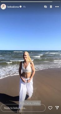 Nataša Bekvalac s kćerkom uživa na plaži: Oduševila fanove vitkom figurom