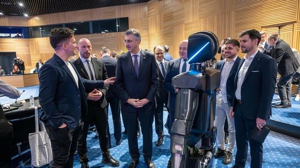 Plenković pitao robota može li sjesti: Njegov odgovor je nasmijao sve prisutne
