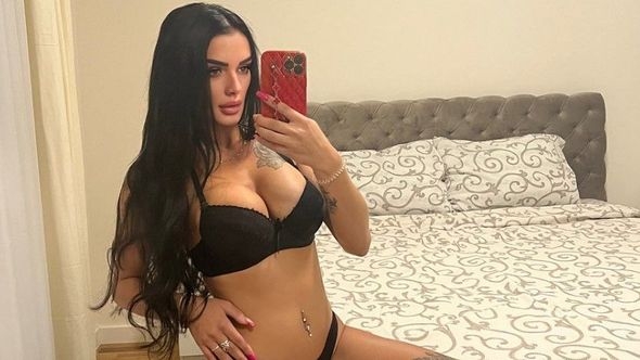 Starleta iz susjedstva prodaje intimne snimke samo mjesec nakon porođaja, ima profil na sajtu za odrasle