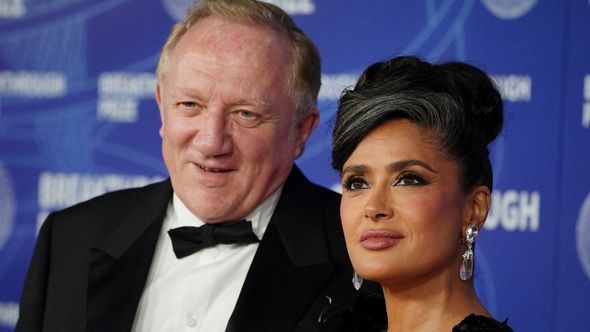 Salma Hayek ponosno pokazala sijede, a od supruga milijardera se ne odvaja