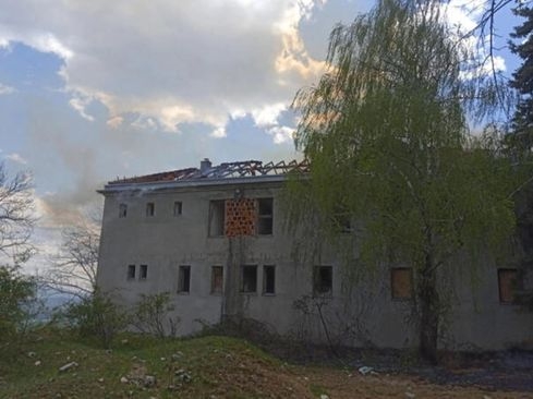 Požar u bivšoj kasarni u bh. gradu: Jedna osoba uhapšena zbog sumnje na paljevinu