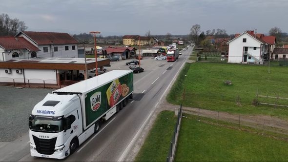 Video iz zraka / Dio kamiona u pratnji policije krenuo ka prelazu Gradiška