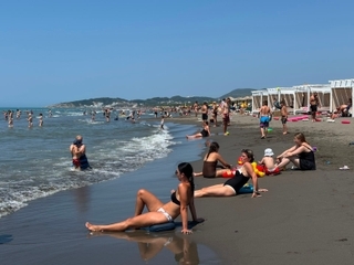 Video / Velika plaža u Ulcinju krcata turistima